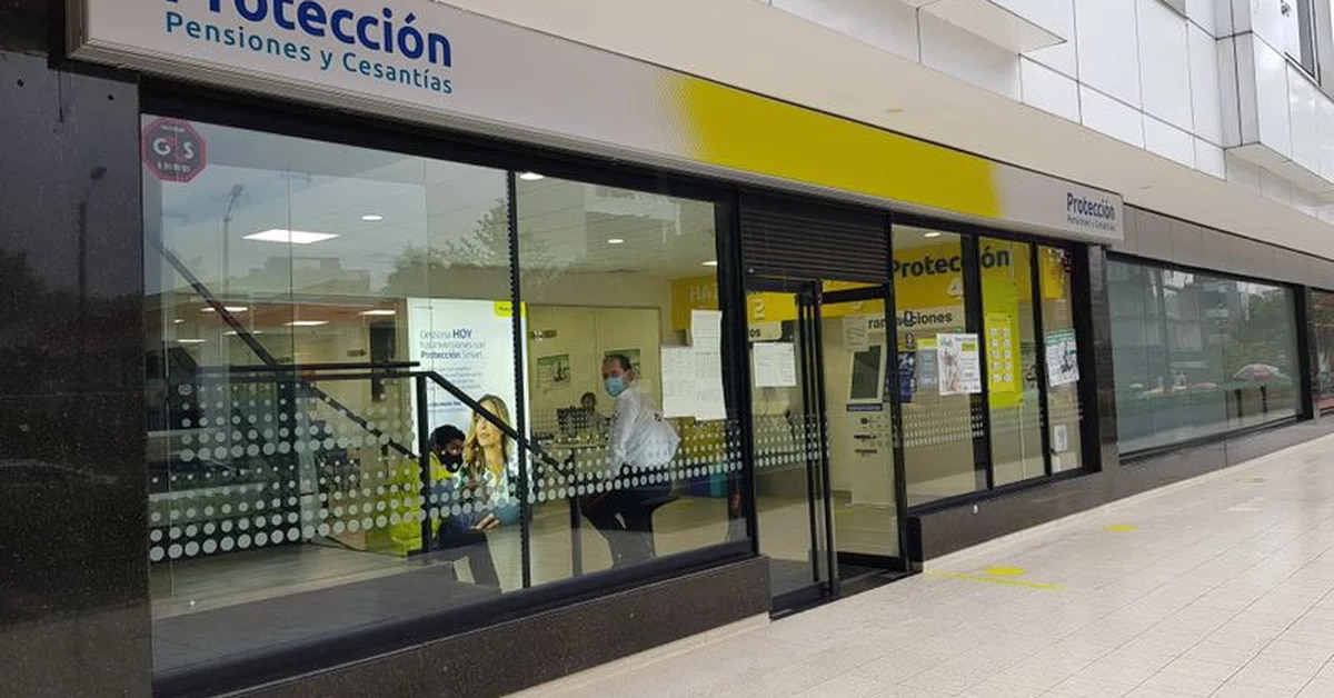 In what do private funds invest the pensions of Colombians